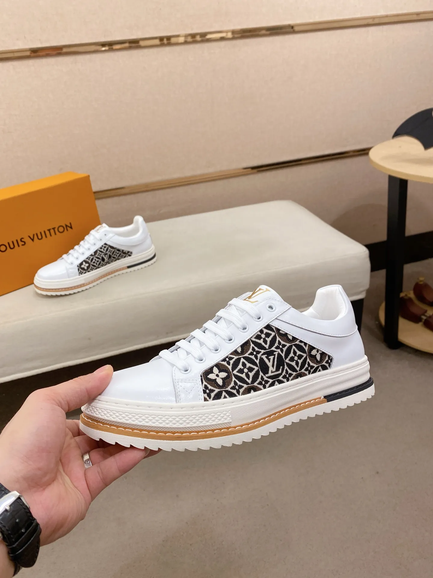Men's clothing and shoes 400💰Louis Vuitton (Louis Vuitton/LV) top 🔍🔍 new models are on sale at the same time, the upper 🇮🇹 imported first-layer cowhide from Italy, fully imported sheepskin lining 💪💪, completely 1⃣️ to 1 ⃣️Re-engraved🇮🇹💪💪, ⚠Sole: The original sole is specially provided by the original factory, the exclusive movable molded sole is super comfortable, ⚠The original factory follows the order, 🔍🔍high quality, you can enter and exit the counter at will, welcome to compare⚠. Code number:38-44
